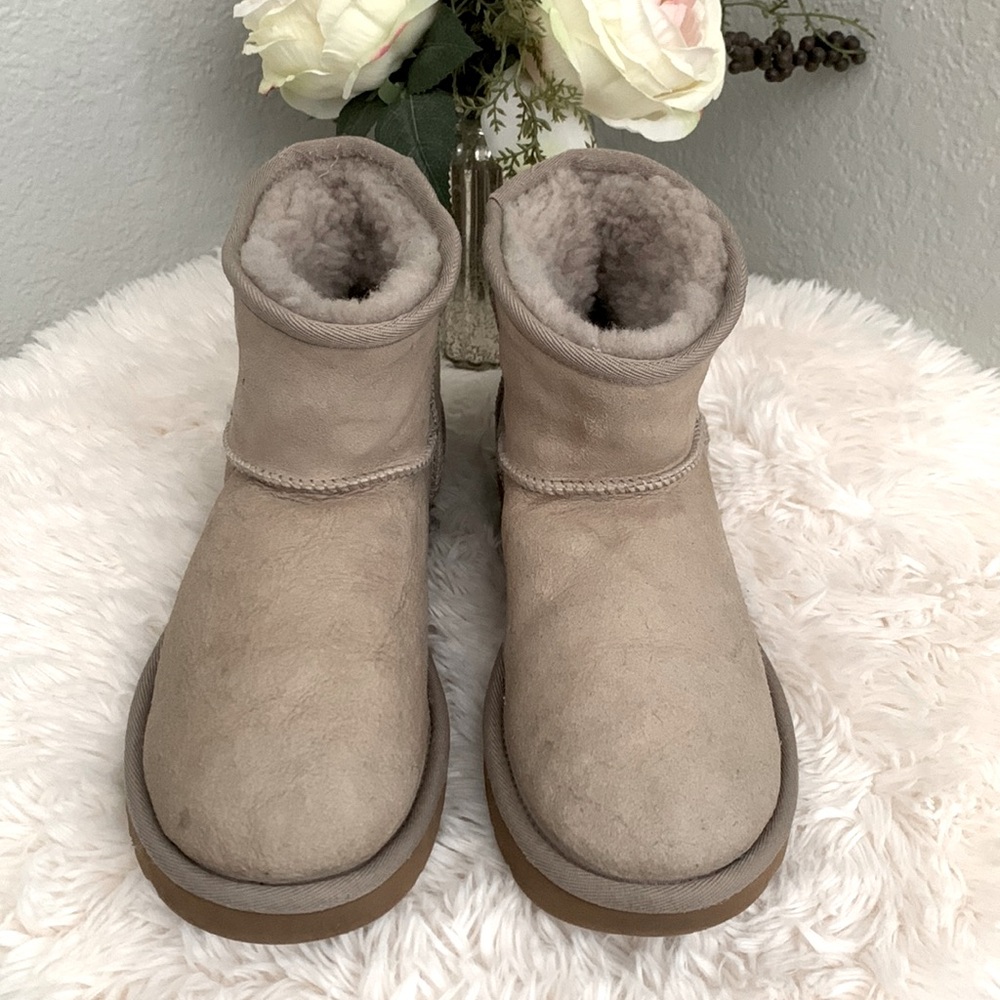 💝UGG Classic Mini Ankle Boot Bootie Size 8